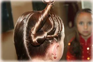 Hogyan fonni pigtail gyermek szakaszos rendszerben és videó (mint copf fonat gyermek szakaszokban áramkörök és videó) Hogyan fonni pigtail gyermek szakaszos rendszerben és videó