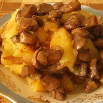 Burgonya főtt húst és gombát a sütőben, a pan és pan (burgonya) Burgonya, párolt húst és gombát a sütő, edények és egy serpenyőben