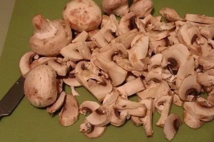 Burgonya főtt húst és gombát a sütőben, a pan és pan (gombák) Burgonya, párolt húst és gombát a sütő, edények és egy serpenyőben