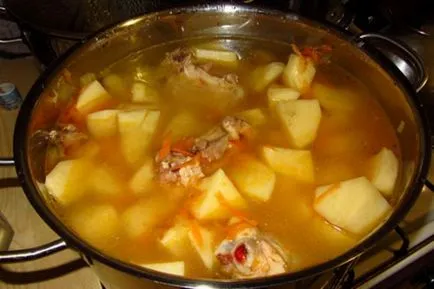 Burgonya főtt húst és gombát a sütőben, a pan és pan (gombák) Burgonya, párolt húst és gombát a sütő, edények és egy serpenyőben