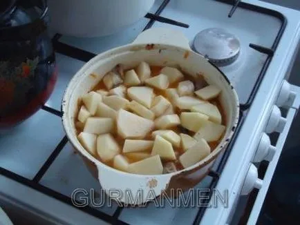 Burgonya pörkölt hús és gombák, ha kész a férfiak (burgonya) Burgonya pörkölt hús és gombával elkészítésekor a férfiak