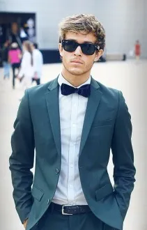 Suit egy srác, hogy prom, Grade 11 2017-ben, egy fénykép (Man) Suit egy srác, hogy prom, Grade 11 2017-ben, fotó