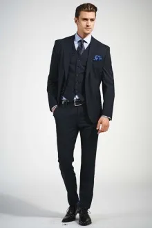 Suit egy srác, hogy prom, Grade 11 2017-ben, egy fénykép (suit) Suit egy srác, hogy prom, Grade 11 2017-ben, fotó