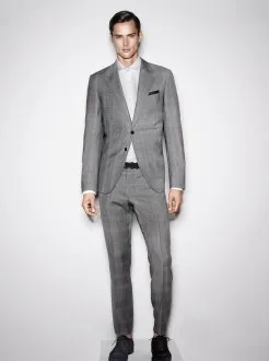 Suit egy srác, hogy prom, Grade 11 2017-ben, egy fénykép (kipufogó) Suit egy srác, hogy prom, Grade 11 2017-ben, fotó