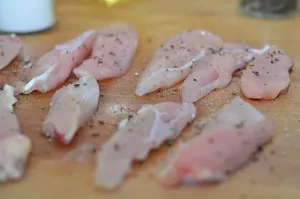 Csirke filé tésztát a serpenyőben, és a sütőben fotó recept