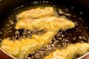 Csirke filé tésztát a serpenyőben, és a sütőben fotó recept
