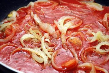 Csirke filé gomba paradicsomszósszal, gyógynövények (csirke) Csirke filé gomba paradicsomszósszal gyógynövények