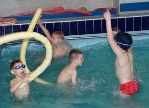 Terápiás úszás scoliosis 1., 2. és 3. fokú gyakorlása a medencében