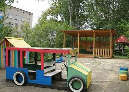 Gépek játszótér saját kezűleg, és az ötlet épület egy fotó gumiabroncsok és fakitermelés