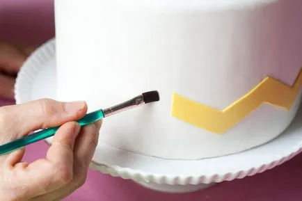Mesterkurzus díszíteni egy esküvői torta marcipánnal a kezeddel (a tortán) Mesterkurzus díszíteni egy esküvői torta marcipánnal kezeddel