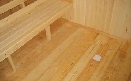 Telepítése a fa padló a fürdőben kezével