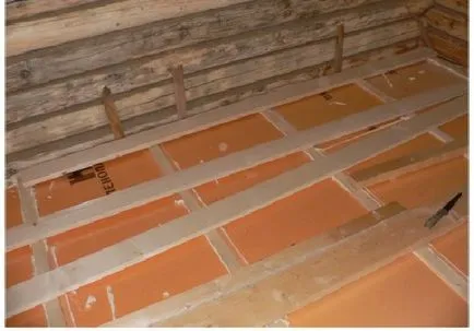 Telepítése a fa padló a fürdőben kezével
