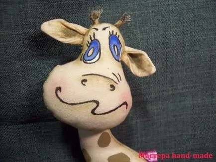 Puha játékok készült ruhát kezével - vicces zsiráfok