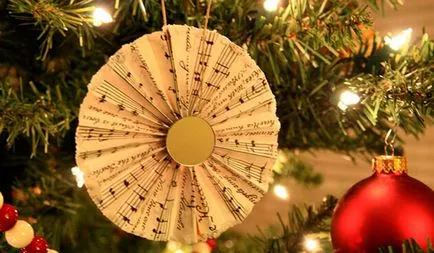 Karácsonyi díszek papírból és csapok