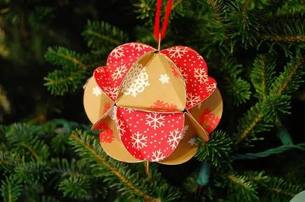 Karácsonyi díszek papírból és csapok