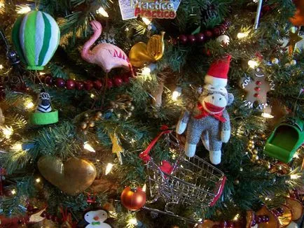 Karácsonyi díszek papírból és csapok