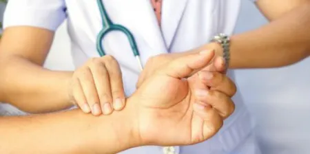 A normál humán szívfrekvencia kortól függően (pulzus az emberi pulzusszám pulzusszám szív tachycardia bradycardia) A normális emberi szívritmus kortól függően