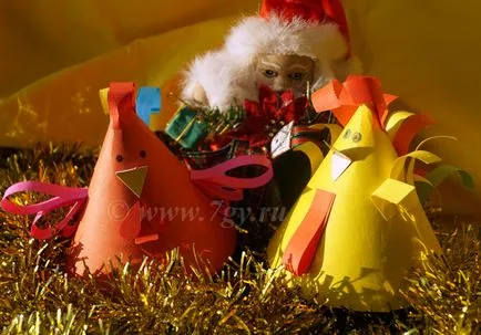 Cock a színes papír (kúp) feltörni a húsvét vagy új év kakas a gyermekek saját kezűleg