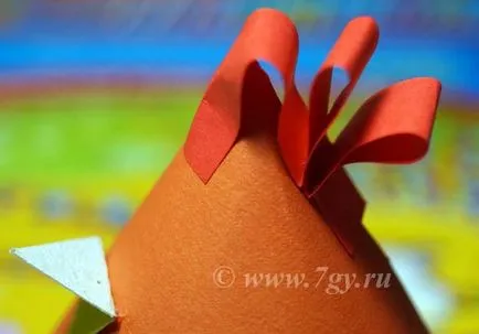 Cock a színes papír (kúp) feltörni a húsvét vagy új év kakas a gyermekek saját kezűleg