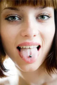 Nyelv piercing előnyei és hátrányai