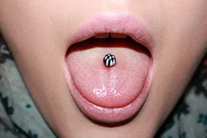 Nyelv piercing előnyei és hátrányai