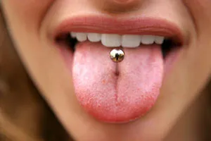 Nyelv piercing előnyei és hátrányai