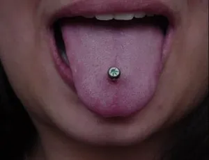 Nyelv piercing előnyei és hátrányai