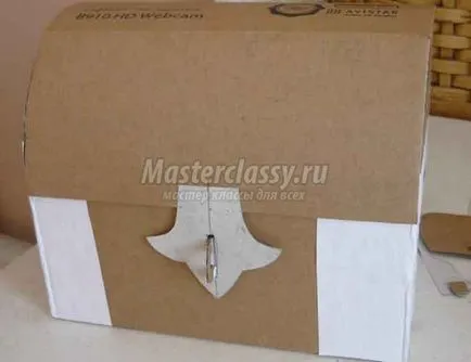 Pirate mellkas kezével