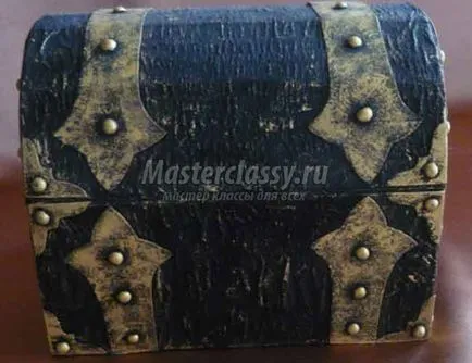 Pirate mellkas kezével