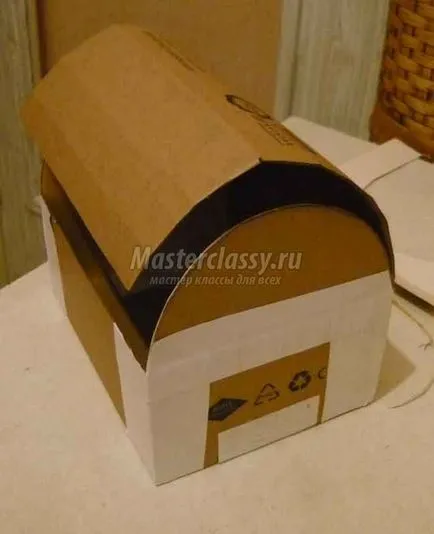 Pirate mellkas kezével