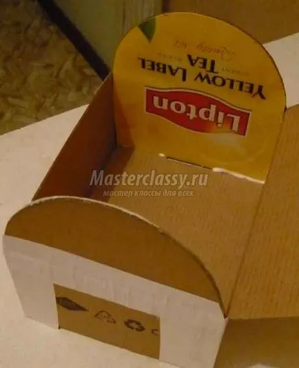 Pirate mellkas kezével