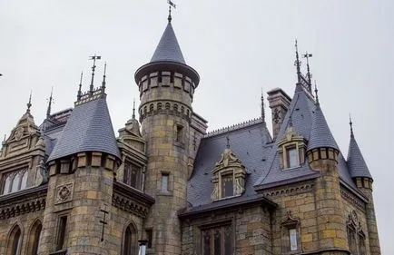 Közel 10 királyai modern épületek formájában a vár (ma) Közel 10 királyai modern épületek formájában vár