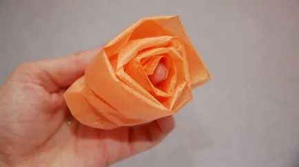 Függő dekoráció és fényes árnyalattal kapura pompoms papírból saját kezűleg