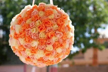 Függő dekoráció és fényes árnyalattal kapura pompoms papírból saját kezűleg