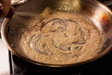 Szósz tészta az ebédlőben és a leírás élelmiszer-összetevők (Food) Szósz tészta az ebédlőben A készítmény leírása és az összetevők