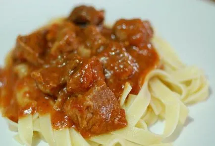 Szósz tészta az ebédlőben és a leírás élelmiszer-összetevők (Food) Szósz tészta az ebédlőben A készítmény leírása és az összetevők