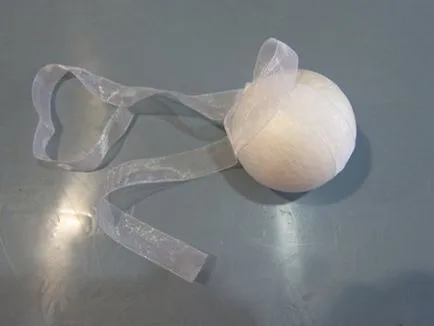 Függő dekoráció és fényes árnyalattal kapura pompoms papírból saját kezűleg