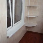 Polcok az erkélyen kezével fajok rajz (fotók és videó)