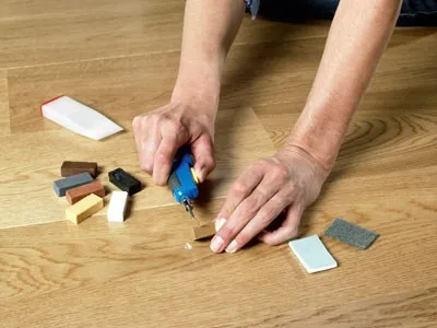 Javítás laminált video utasítást -, hogyan orvosolható a padlót a kezüket, anélkül, egy sor helyreállítása