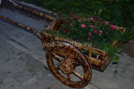 Kerti szobor egy fa kezével