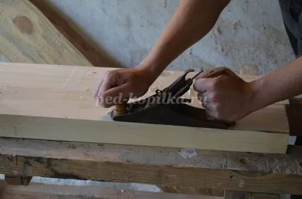 Kerti szobor egy fa kezével