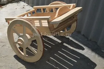 Kerti szobor egy fa kezével