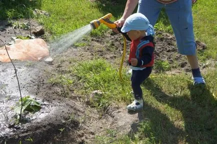 Kerti tömlő funkciók a termékek öntözésre, valamint csatlakozó és adapter, fotó és videó