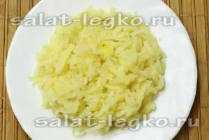 Saláta gombával, savanyúság és a burgonya (burgonya) Saláta gombával, burgonyával és savanyúság