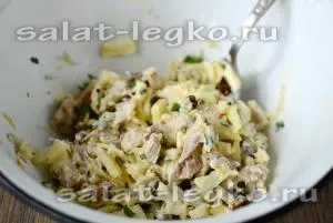 Saláta csirke, zeller és alma recept egy fotó