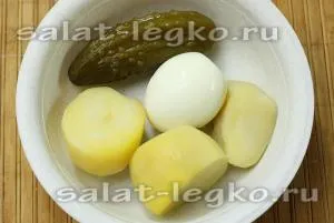 Saláta gombával, burgonya, savanyúság (gombák) Saláta gombával, burgonyával és savanyúság
