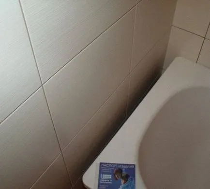 A különbség a kád és a fal, az épület portálon (en-suite) A különbség a kád és a fal, épület portál