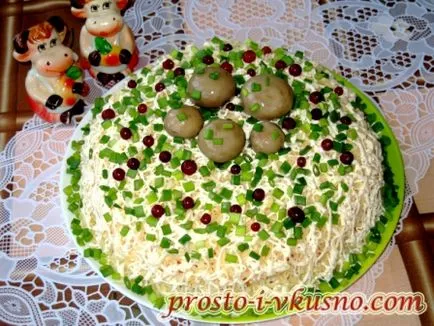 Rakott saláta pácolt gombát és a csirke