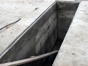 Szerelőakna a garázsban a kezét, mint egy verem és téglát, mint a közeli, a számítás (szerelőakna a garázsban kezével fotó méret) Szerelőakna a garázsban a kezét, mint egy verem és téglát, mint a közeli, a számítás