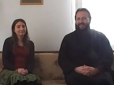 Interjú előtt a keresztség a gyermek, miközben az áthalad, hogy kérje (átmegy) Interjú előtt a keresztség a gyermek, miközben az áthalad, hogy kérjen